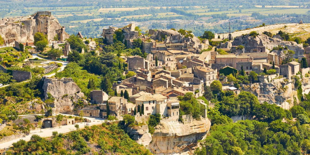 Vue en drone sur le village Beaux Olivier - chambre d'hôtes arles - Villa Blanche